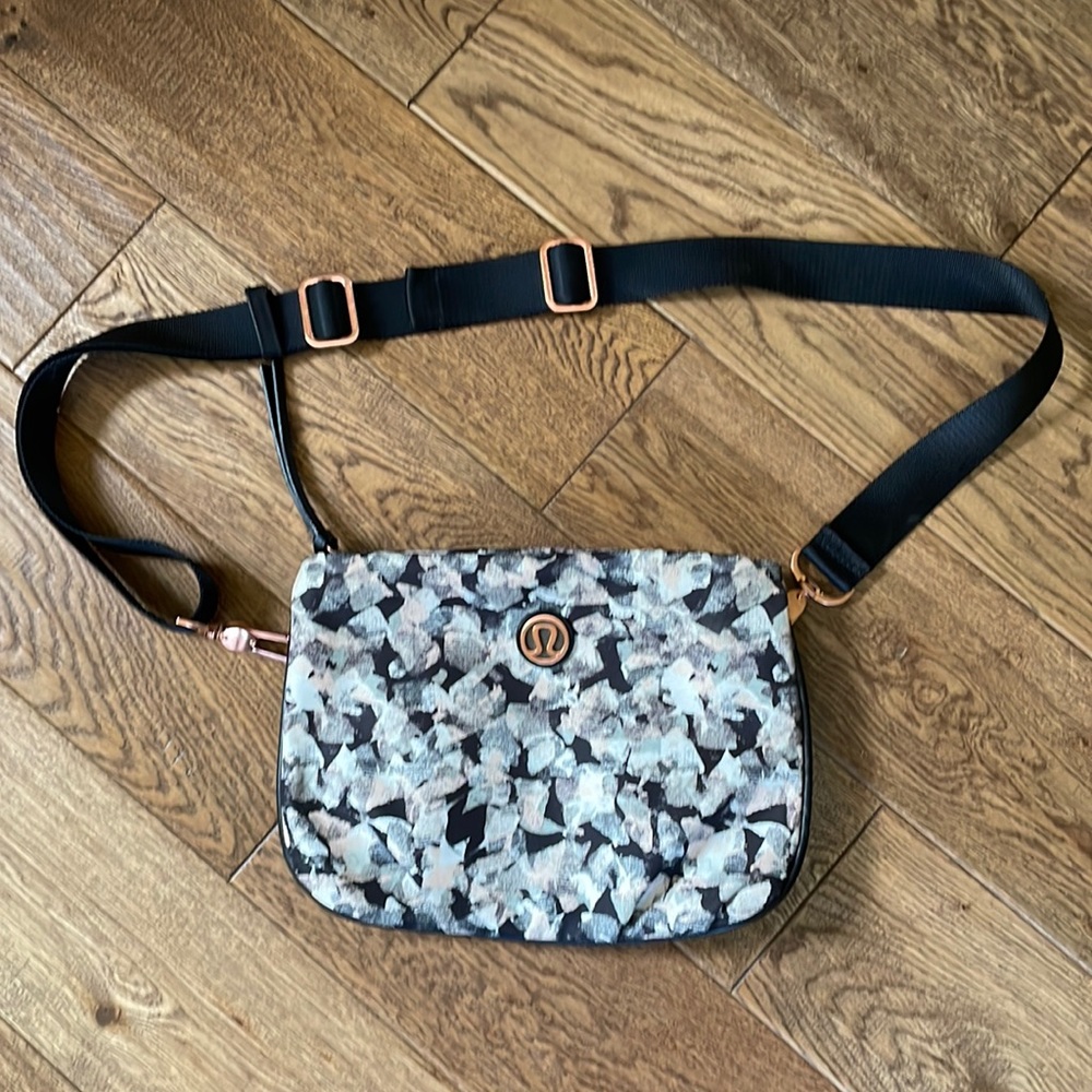 Lululemon bag